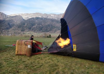 Gonflage de la montgolfière au pied des montagnes