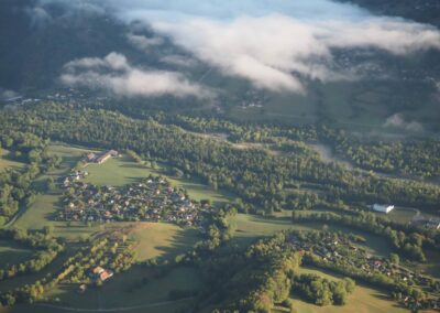 Forêts et vallées de Haute-Savoie vues depuis la montgolfière