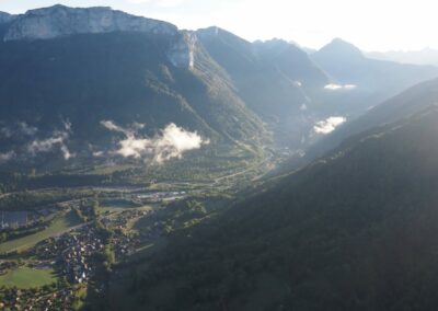 Forêts et vallées de Haute-Savoie vues depuis la montgolfière