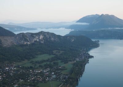 Le lac d'Annecy à l'aube, vu de la montgolfière