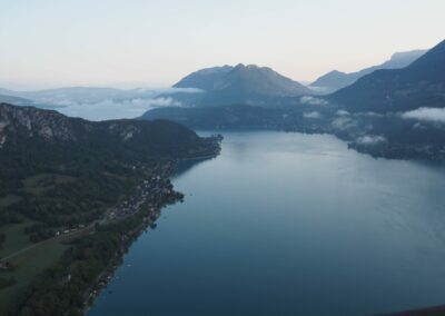 Le lac d'Annecy à l'aube, vu de la montgolfière