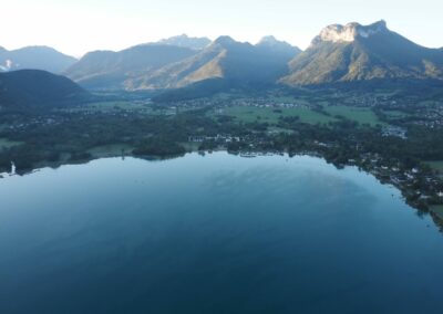 Le lac d'Annecy vu de la montgolfière