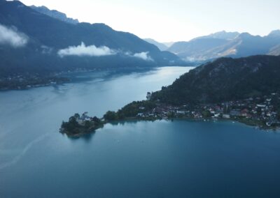 Le lac d'Annecy vu de la montgolfière