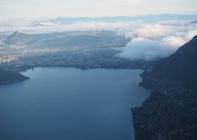 Le lac d'Annecy vu de la montgolfière