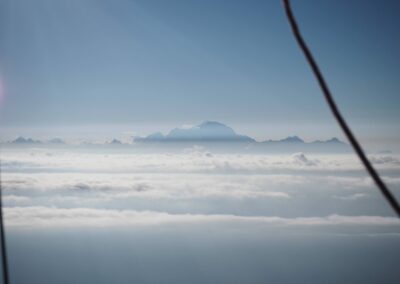 Mer de nuages et mont Blanc depuis la montgolfière