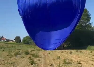 L'enveloppe bleue de la montgolfière au sol
