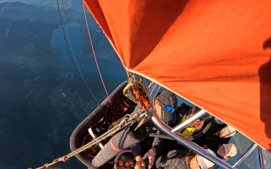 L'enveloppe orange de la montgolfière au-dessus du lac