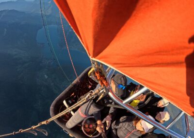 L'enveloppe orange de la montgolfière au-dessus du lac
