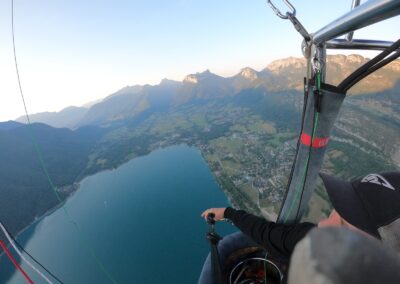 Le lac d'Annecy et les montagnes depuis la nacelle
