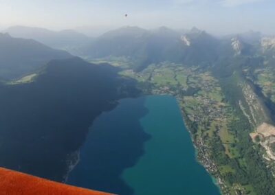 Le lac d'Annecy vu depuis la nacelle de la montgolfière