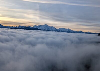 Mer de nuages et sommets des Alpes au lever du soleil
