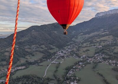 Une montgolfière rouge au-dessus des Alpes