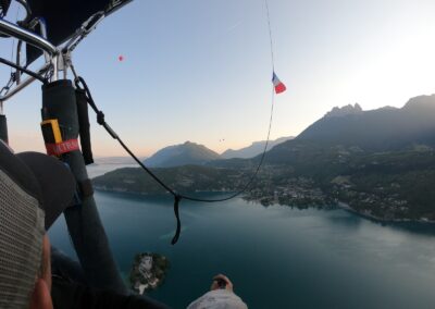 Survol du lac d'Annecy au lever du jour