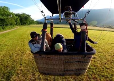 Passagers dans la nacelle au moment du décollage