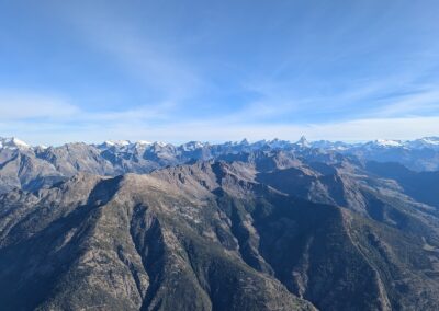 Les sommets des Alpes vus depuis la montgolfière