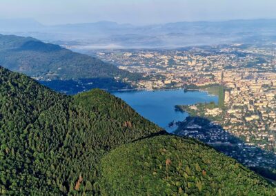 La ville d'Annecy au bord du lac, vue depuis la nacelle