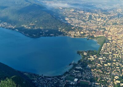Annecy et son lac vus depuis la montgolfière