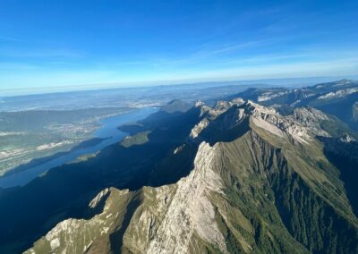Les crêtes des Alpes et le lac au loin