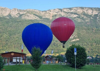 Deux montgolfières devant les falaises