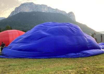 L'enveloppe au sol devant la montagne, avant le gonflage