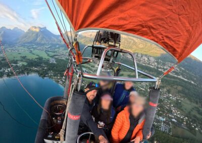 L'enveloppe orange au-dessus du lac d'Annecy