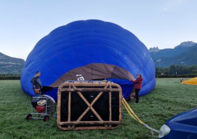 Gonflage à froid de la montgolfière au ventilateur