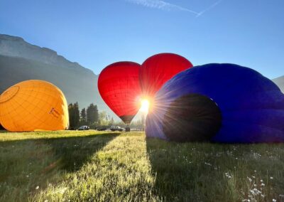 Gonflage des montgolfières au lever du soleil