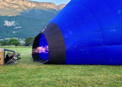 Gonflage de la montgolfière bleue au brûleur