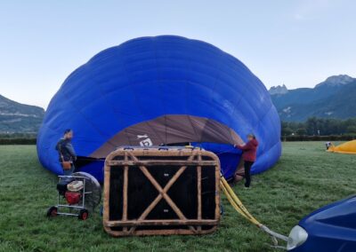 Gonflage de la montgolfière bleue devant les Dents de Lanfon