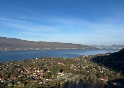 Le lac d'Annecy au petit matin, vu de la nacelle