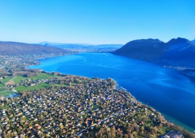 Le lac d'Annecy d'un bleu profond, vu de la montgolfière