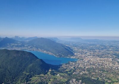 Le lac d'Annecy et les montagnes depuis le ciel