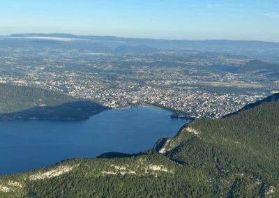 Panorama sur le lac et la ville d'Annecy