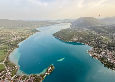 Le lac d'Annecy turquoise vu depuis la montgolfière