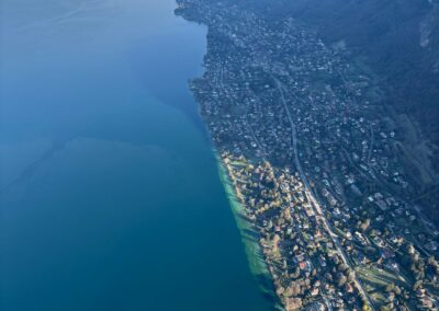 Vue plongeante sur le lac d'Annecy et ses villages