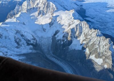 Le massif du Mont-Blanc enneigé vu depuis la montgolfière