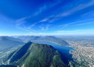 Montagnes et lac d'Annecy vus du ciel