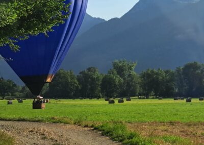 Une montgolfière bleue au pied des montagnes