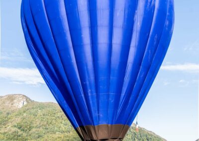 La montgolfière bleue prête à décoller