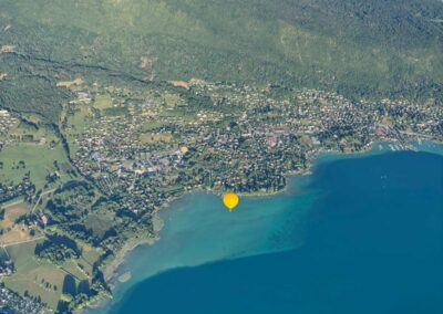 Une montgolfière au-dessus du lac d'Annecy, vue d'une autre nacelle
