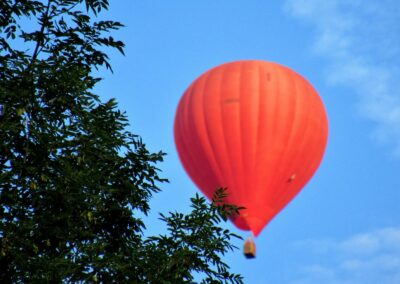 Une montgolfière rouge dans le ciel bleu