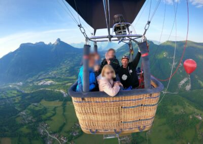 La nacelle au-dessus de la vallée, une autre montgolfière au loin