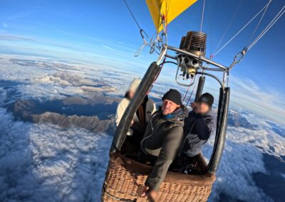 La nacelle au-dessus des Alpes enneigées