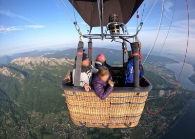 La nacelle au-dessus des montagnes