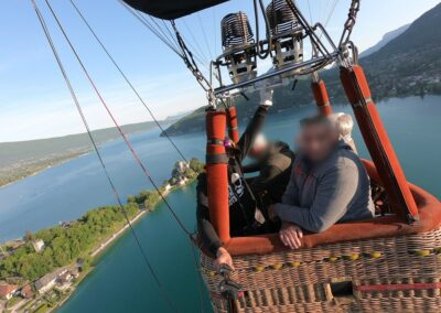 Passagers dans la nacelle au-dessus du lac turquoise