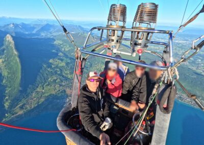 Passagers dans la nacelle, panorama sur le lac d'Annecy