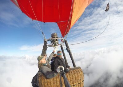 Passagers au-dessus d'une mer de nuages