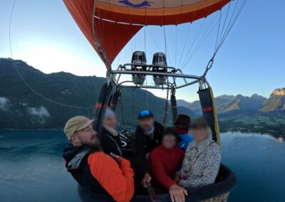 Passagers au-dessus du lac au lever du soleil