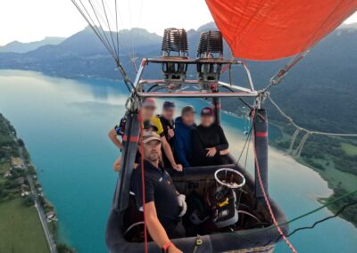 Le pilote et ses passagers au-dessus du lac d'Annecy