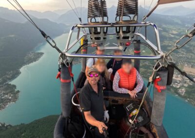 Le pilote et ses passagers au-dessus du lac, le matin